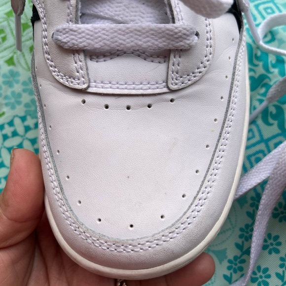 Nike Black and White Sneakers - Picture 7 of 8